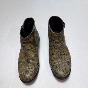 Roxy Gray and Black Filigree Roces Ankle boots Size 7M